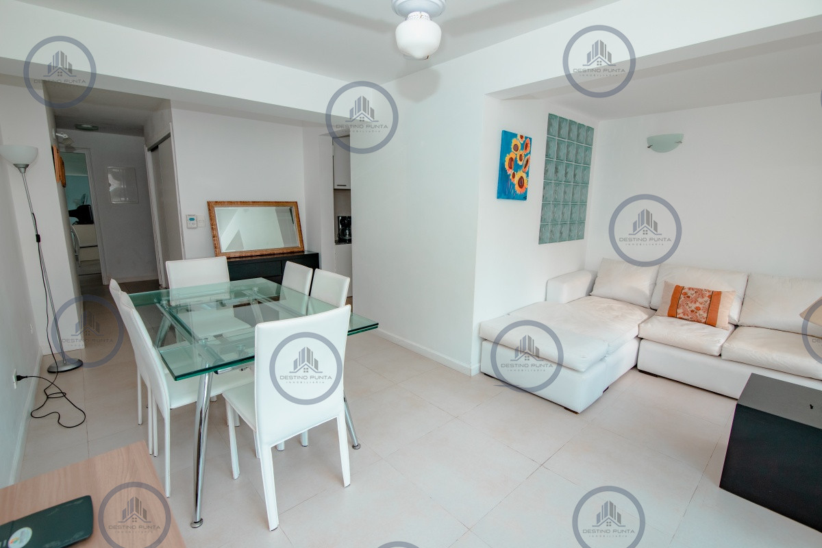 Apartamento ID.61 - Oportunidad en Venta de Apartamento de planta baja con salida al jardín de tres dormitorios en Playa Montoya