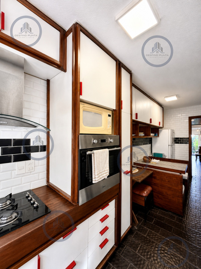 Apartamento ID.3115 - Oportunidad en Venta! Apartamento con alma de casa, 3 Dormitorios, Parrillero y Estufa, en zona Península Punta del Este
