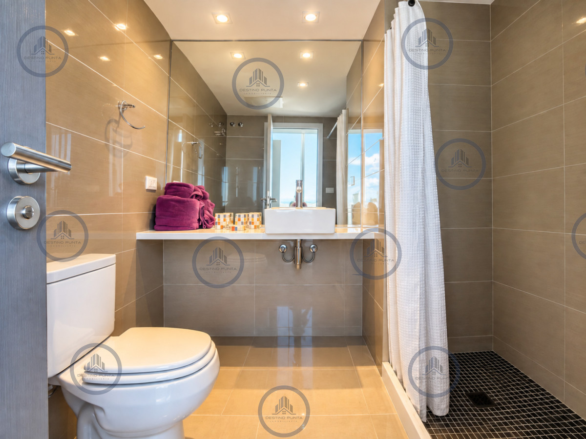Apartamento ID.3292 - Penthouse Dúplex de 3 Dormitorios en suite con Parrillero, Jacuzzi y Amplias Terrazas con vistas panorámicas. Playa Mansa, Punta del Este