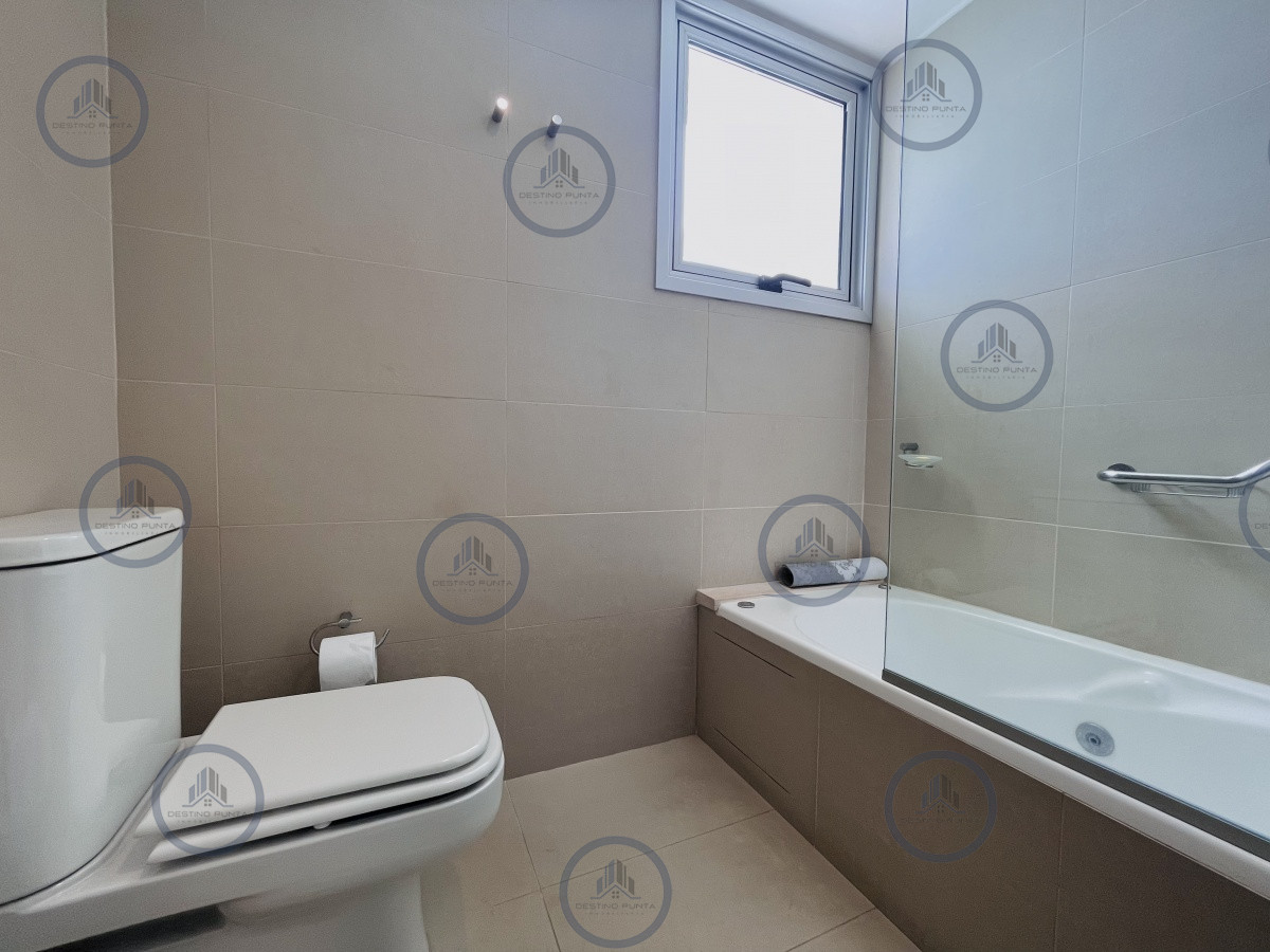 Apartamento ID.1226 - Venta de Excelente Penthouse de 2 Dormitorios y Parrillero con vistas a Playa Mansa, Punta del Este