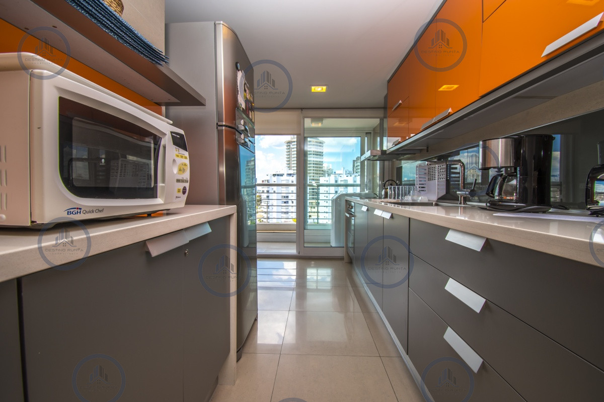 Apartamento ID.158 - Excelente Apartamento de 2 Dormitorios y Dependencia de Servicio en Playa Mansa