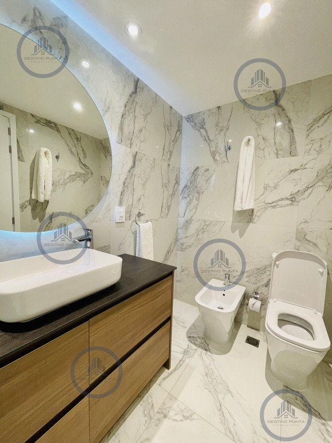 Apartamento ID.1122 - Venta y Alquiler Anual Moderno Apartamento de 2 Dormitorios en Torre Venetian sobre Playa Mansa