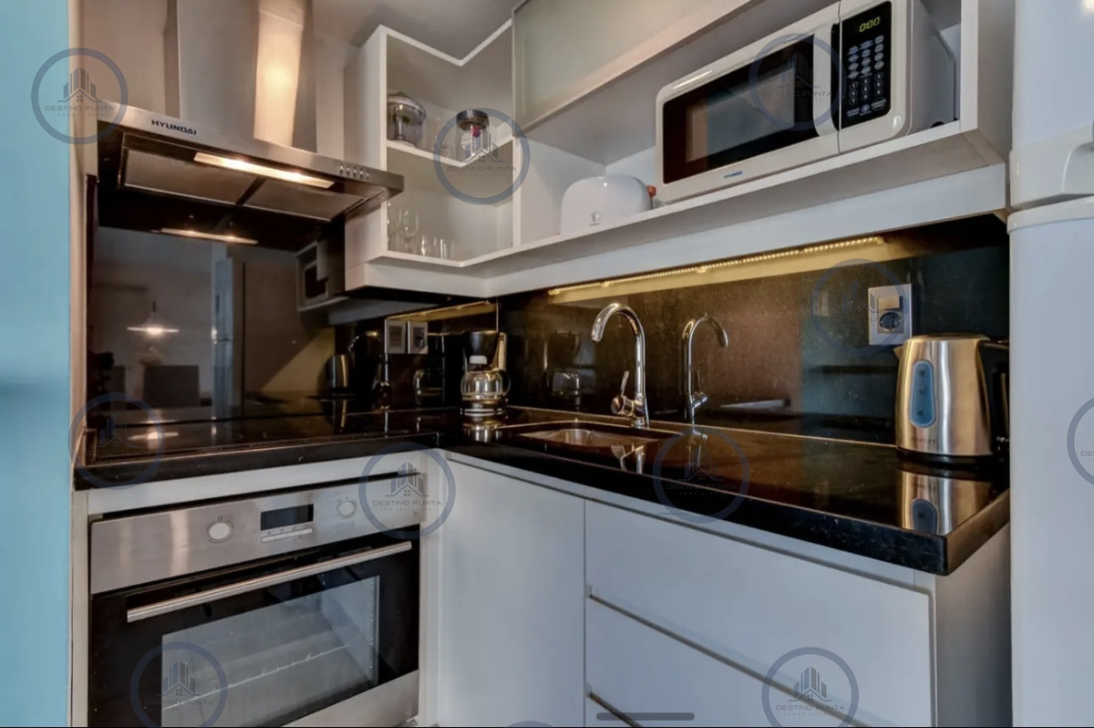 Apartamento ID.541 - Apartamento Céntrico de 2 Dormitorios con Vista al Mar, en el corazón de la Península de Punta del Este