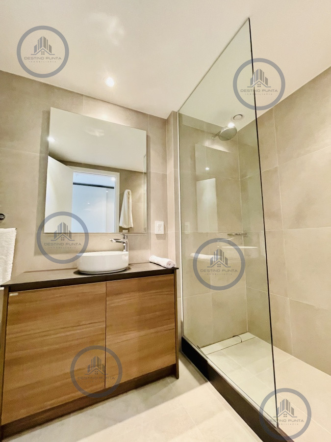 Apartamento ID.1122 - Venta y Alquiler Anual Moderno Apartamento de 2 Dormitorios en Torre Venetian sobre Playa Mansa