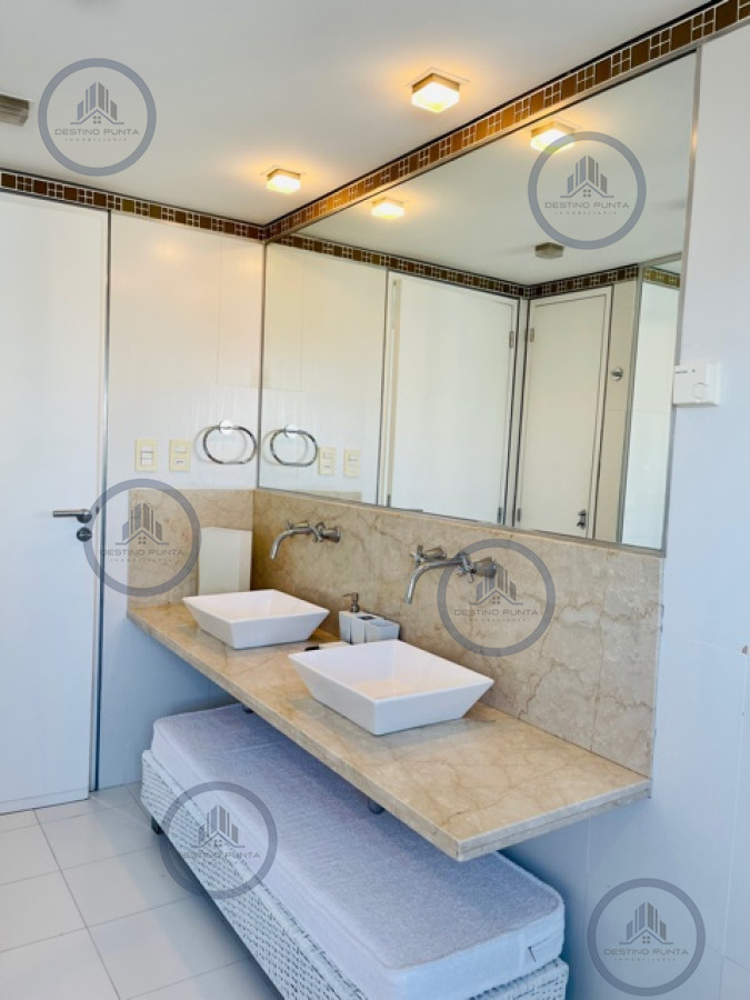 Apartamento ID.46 - Venta de apartamento premiun de tres dormitorios más dependencia en torre de categoría sobre playa Brava, Punta del Este