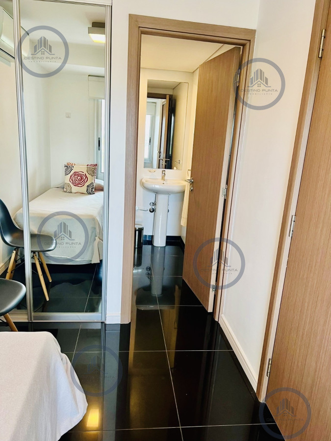 Apartamento ID.441 - Apartamento de 2 Dormitorios + Servicio en Playa Brava