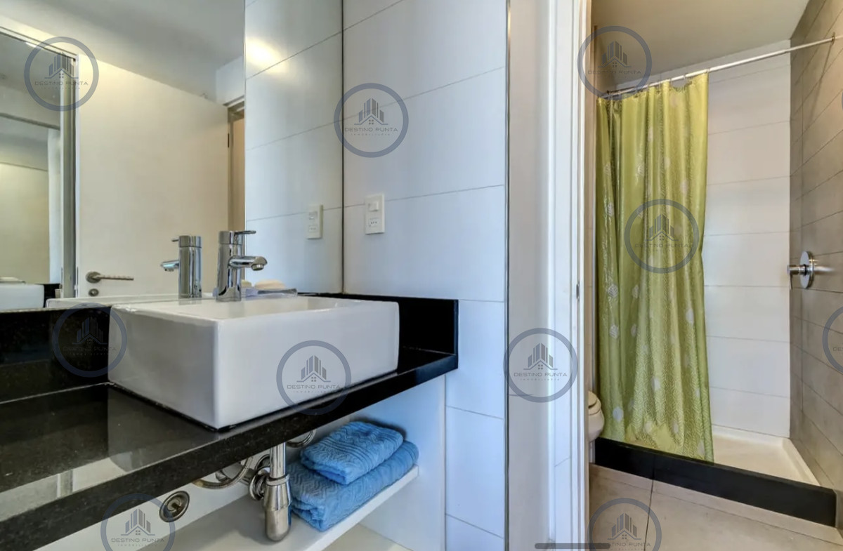Apartamento ID.541 - Apartamento Céntrico de 2 Dormitorios con Vista al Mar, en el corazón de la Península de Punta del Este