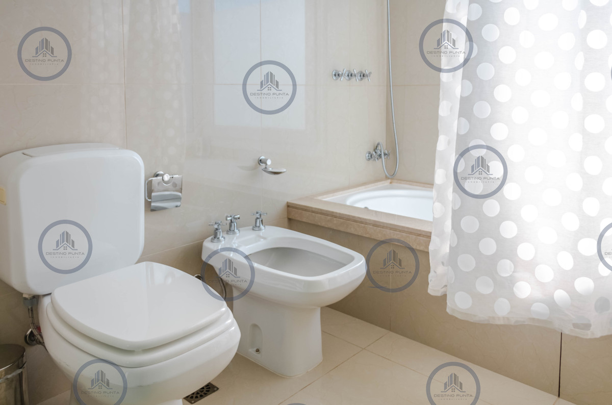 Apartamento ID.236 - Penthouse en venta de 3 dormitorios con parrillero de uso exclusivo, Playa Mansa, Pinares