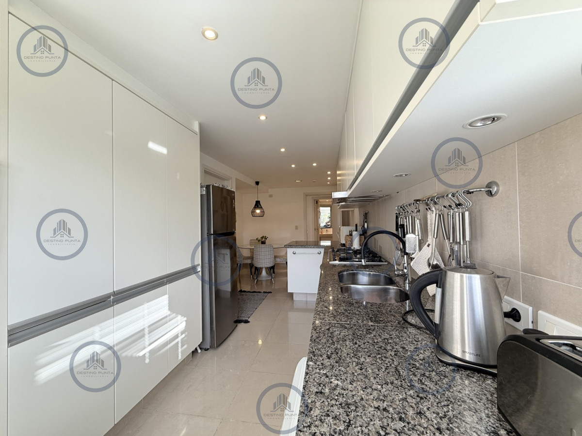 Apartamento ID.3030 - Venta de apartamento de 3 dormitorios sobre primera fila de Playa Brava, Punta del Este