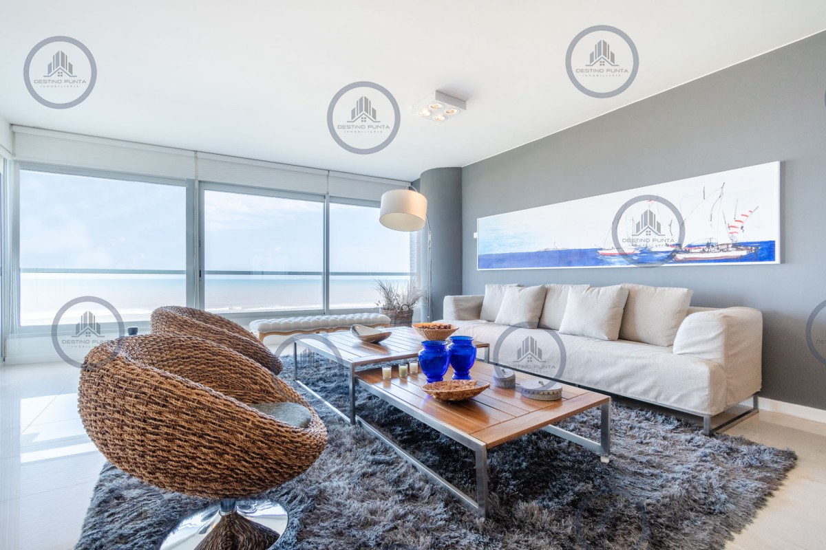 Apartamento ID.53 - Moderno Apartamento sobre playa Brava en torre Le Parc, cuenta con dos dormitorios más dependencia de servicio. Punta del Este