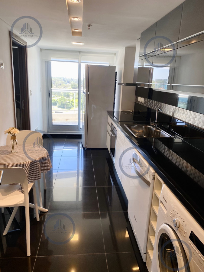 Apartamento ID.2307 - Venta Excelente Apartamento de 2 Dormitorios + Servicio en Brava con Vista al Mar