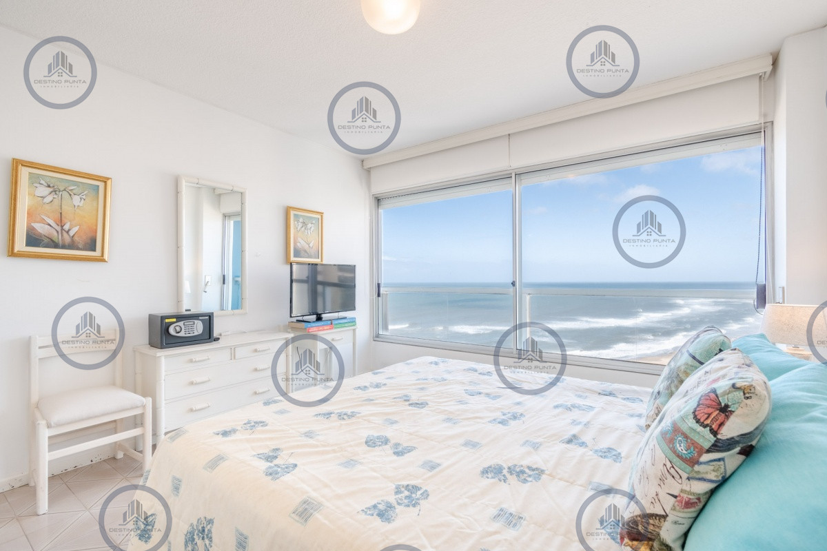 Apartamento ID.71 - Excelente Apartamento de 3 Dormitorios y Dependencia de Servicio Frente al Mar - Playa Brava