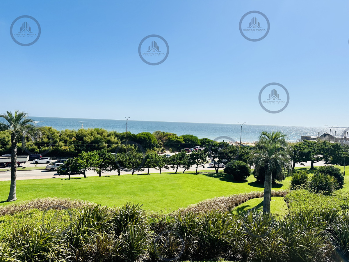 Apartamento ID.1708 - Alquiler temporario de gran apartamento de 4 dormitorios más dependencia en Playa Mansa