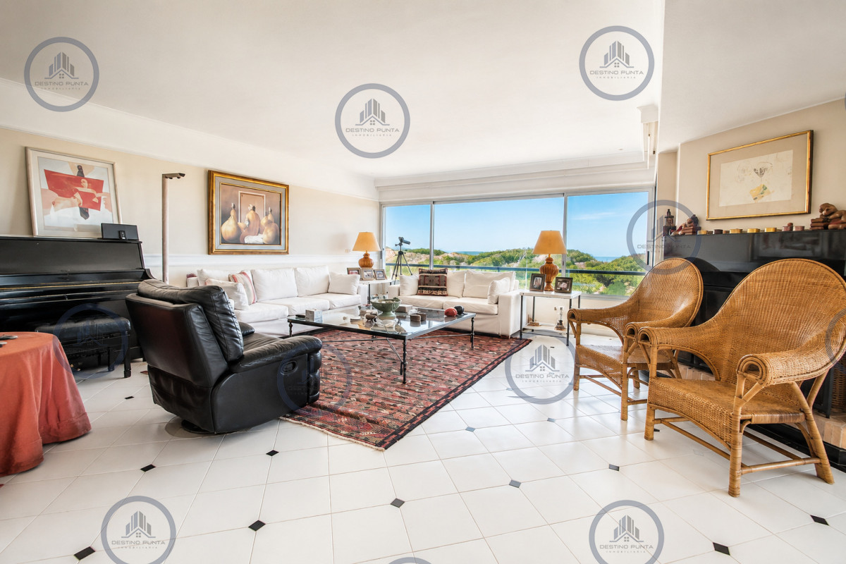 Apartamento ID.1102 - Exclusivo Apartamento Frente al Mar en Playa Brava, 3 Dormitorios y Dependencia