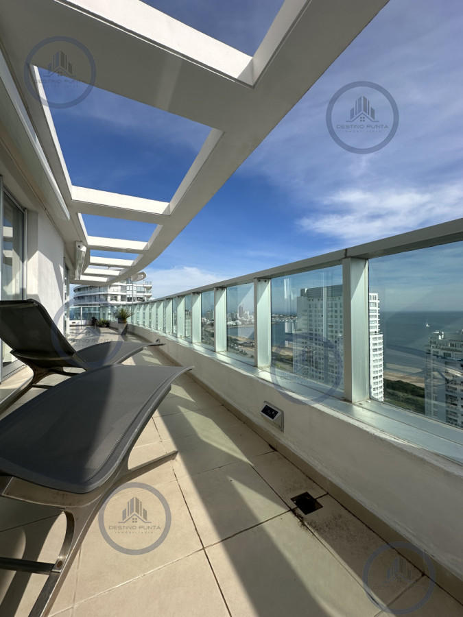 Apartamento ID.1226 - Venta de Excelente Penthouse de 2 Dormitorios y Parrillero con vistas a Playa Mansa, Punta del Este
