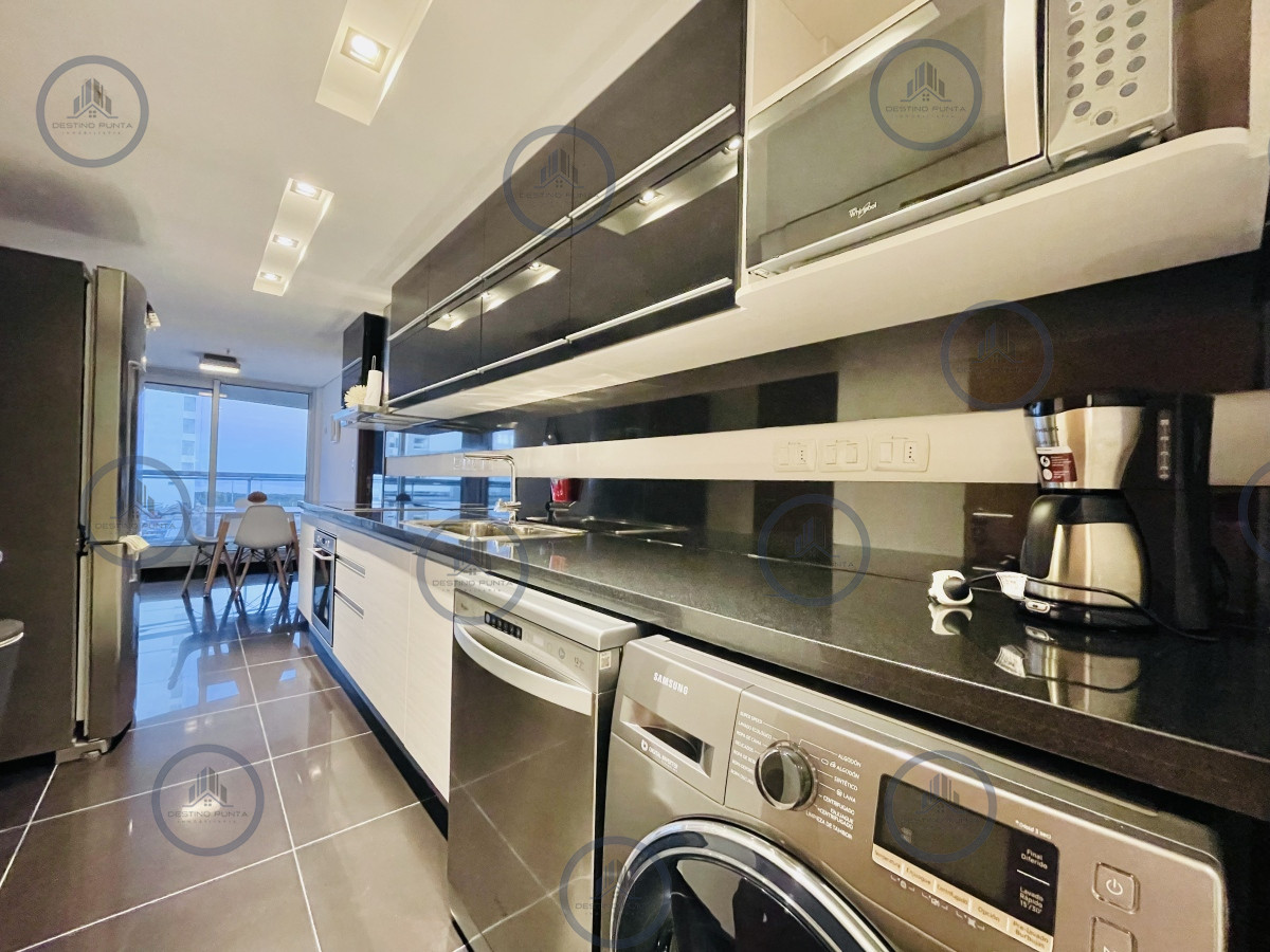 Apartamento ID.2091 - Apartamento de 3 Dormitorios y Dependencia, con Parrillero y Vista en Playa Brava, Punta del Este 