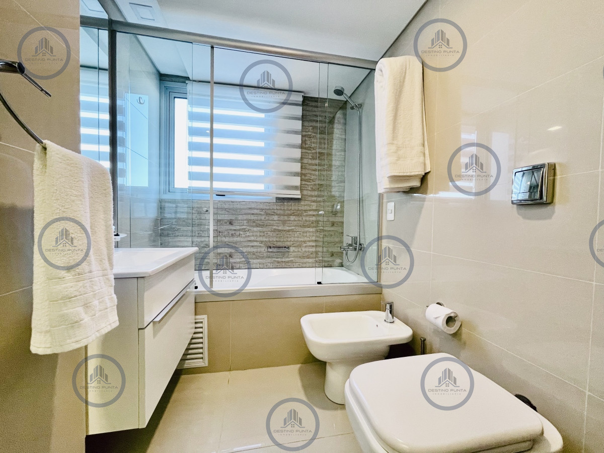 Apartamento ID.1525 - Apartamento de 3 Dormitorios y Dependencia, con Parrillero y Vista al Mar en Playa Brava, Punta del Este 
