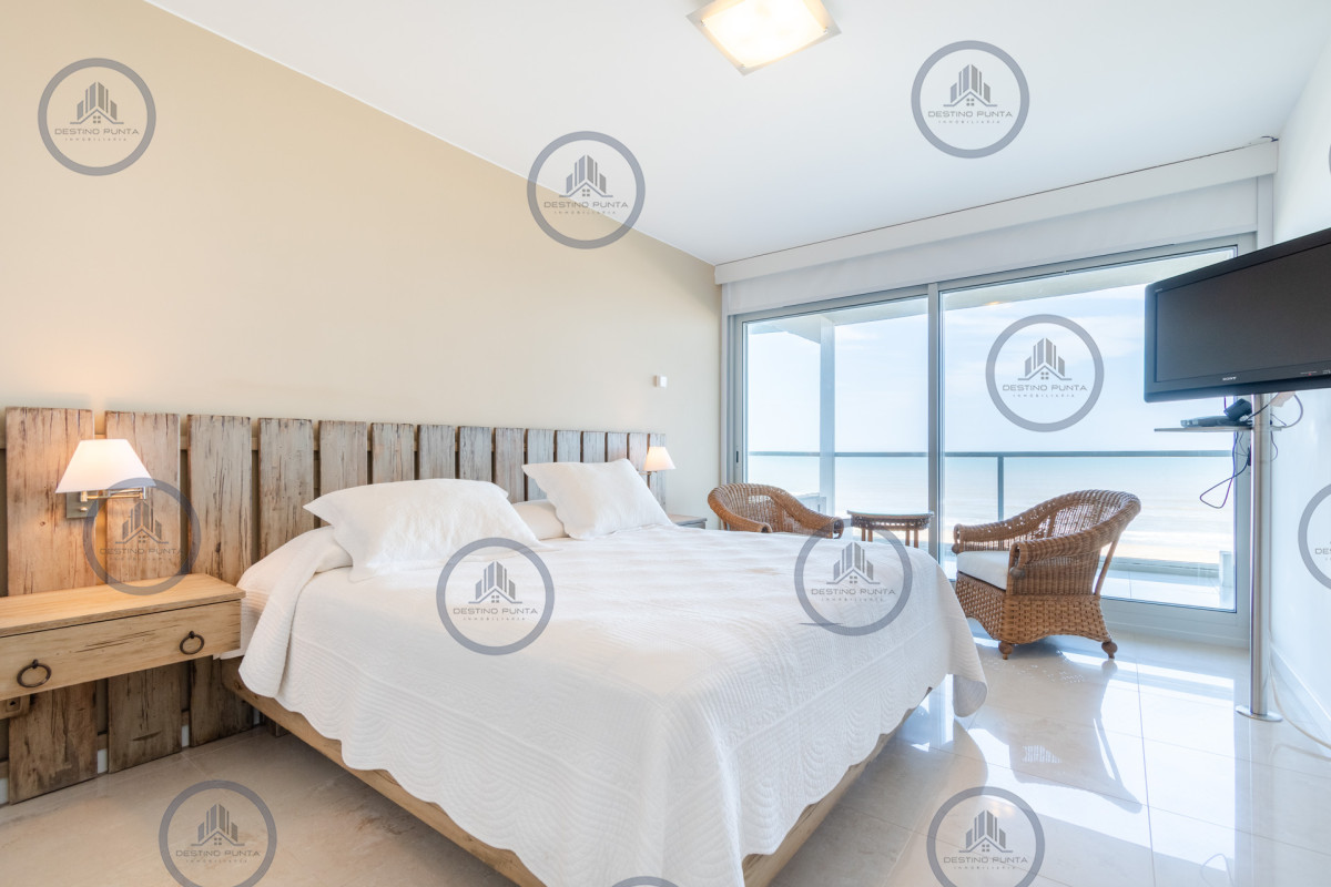 Apartamento ID.53 - Moderno Apartamento sobre playa Brava en torre Le Parc, cuenta con dos dormitorios más dependencia de servicio. Punta del Este