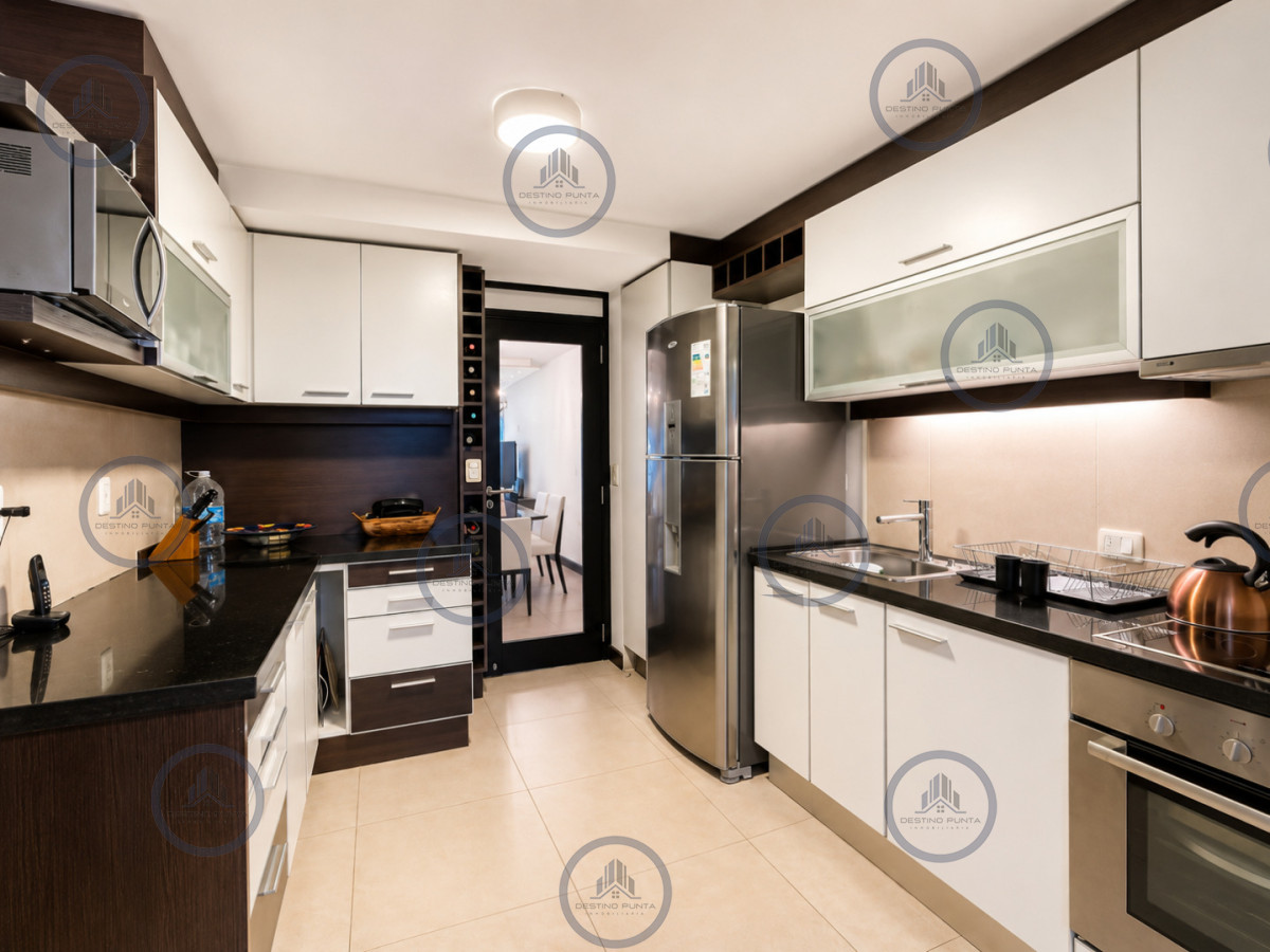 Apartamento ID.3204 - Venta de Excelente Apartamento de 3 Dormitorios con Vista al Mar, Playa Mansa, Punta del Este