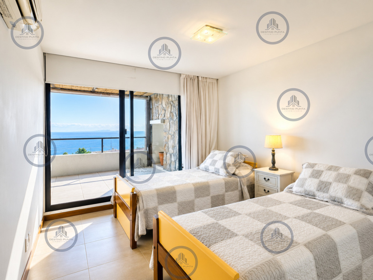 Apartamento ID.2462 - Excelente y amplio departamento duplex en venta de 3 dormitorios mas dependencia con parrillero, Punta Ballena