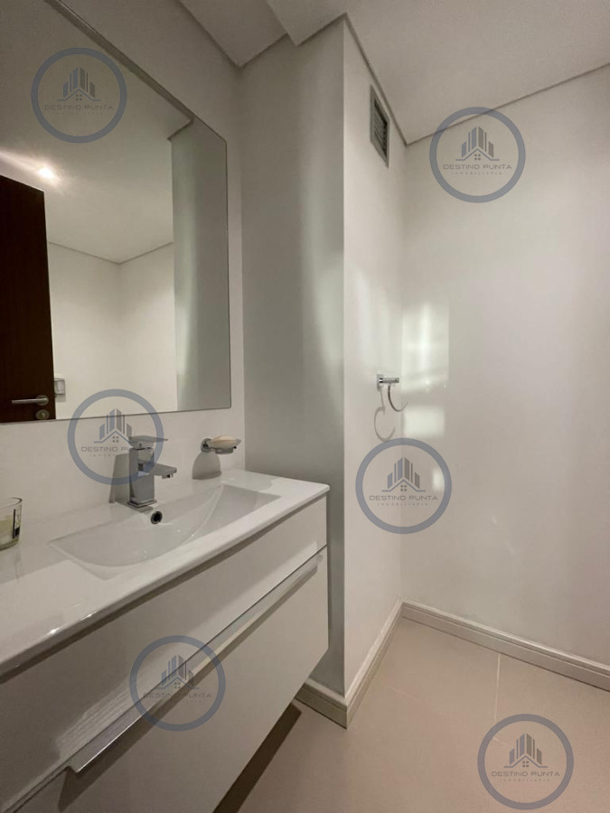 Apartamento ID.173 - Apartamento piso alto de 2 dormitorios en suite más dependencia de servicio y parrillero, Playa Brava