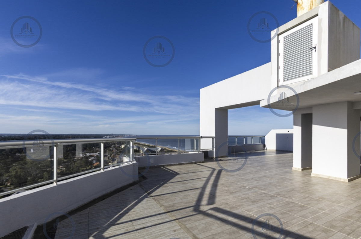 Apartamento ID.171 - Moderno Penthouse con Vista al Mar, en Playa Brava, 3 Dormitorios con Parrillero y Dependencia de servicio