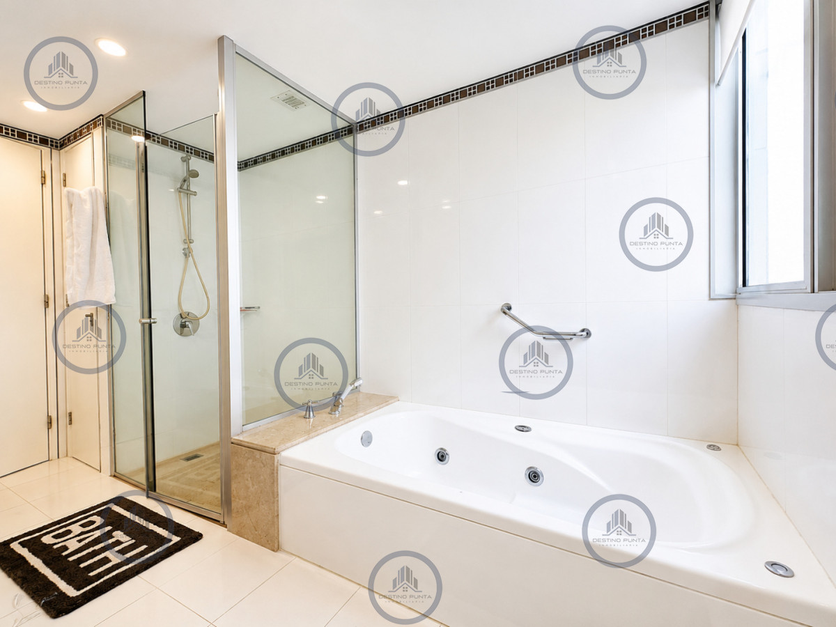 Apartamento ID.272 - Oportunidad en Venta Maravilloso departamento esquinero en Torre Le Parc, Playa Brava, Punta del Este