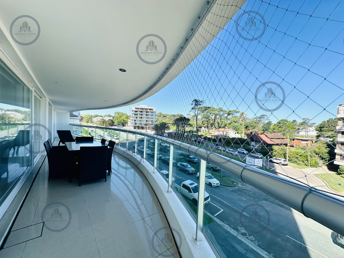 Apartamento ID.1708 - Alquiler temporario de gran apartamento de 4 dormitorios más dependencia en Playa Mansa