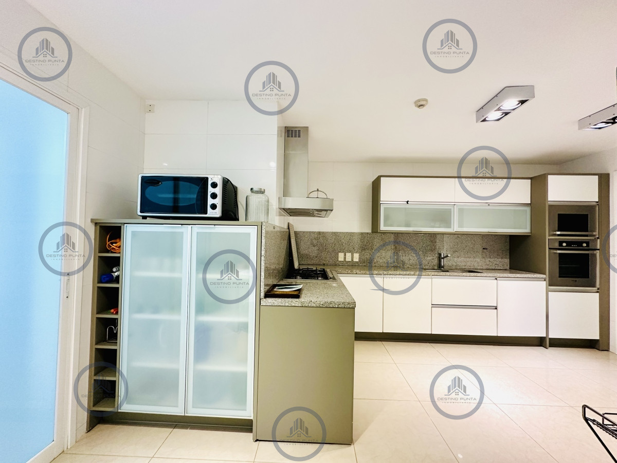 Apartamento ID.1708 - Alquiler temporario de gran apartamento de 4 dormitorios más dependencia en Playa Mansa