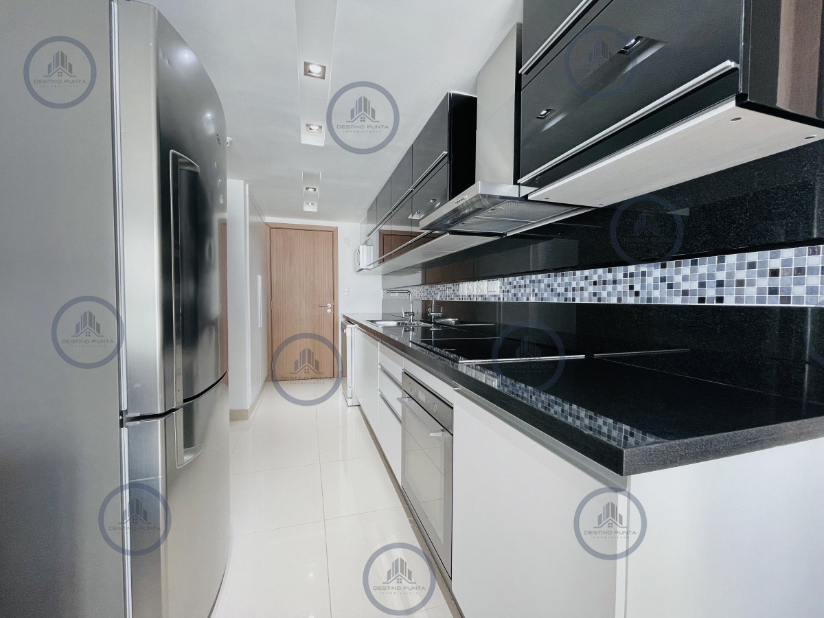 Apartamento ID.165 - Apartamento con Vista al Mar de 3 Dormitorios y Dependencia + Parrillero en Playa Brava, Punta del Este 