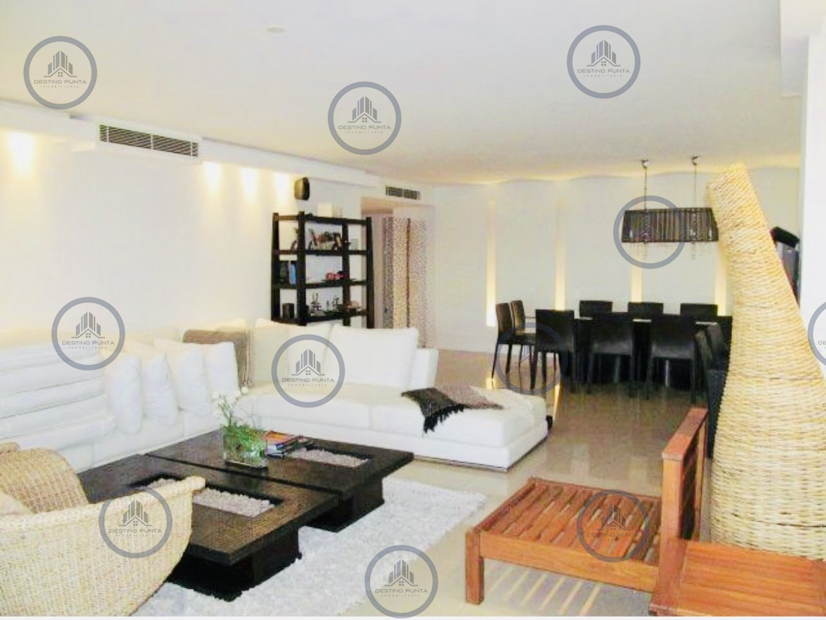 Apartamento ID.1708 - Alquiler temporario de gran apartamento de 4 dormitorios más dependencia en Playa Mansa