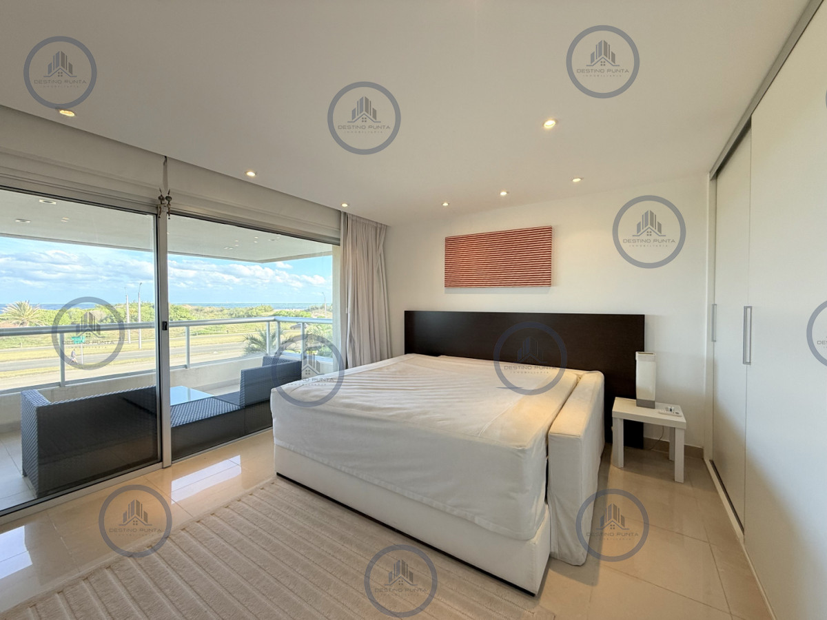 Apartamento ID.3030 - Venta de apartamento de 3 dormitorios sobre primera fila de Playa Brava, Punta del Este