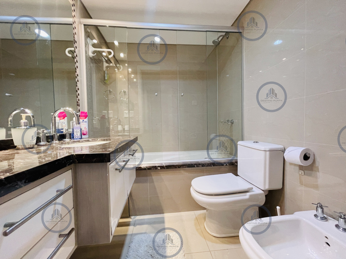 Apartamento ID.1755 - Moderno Apartamento de 2 Dormitorios en Venta, Playa Mansa 