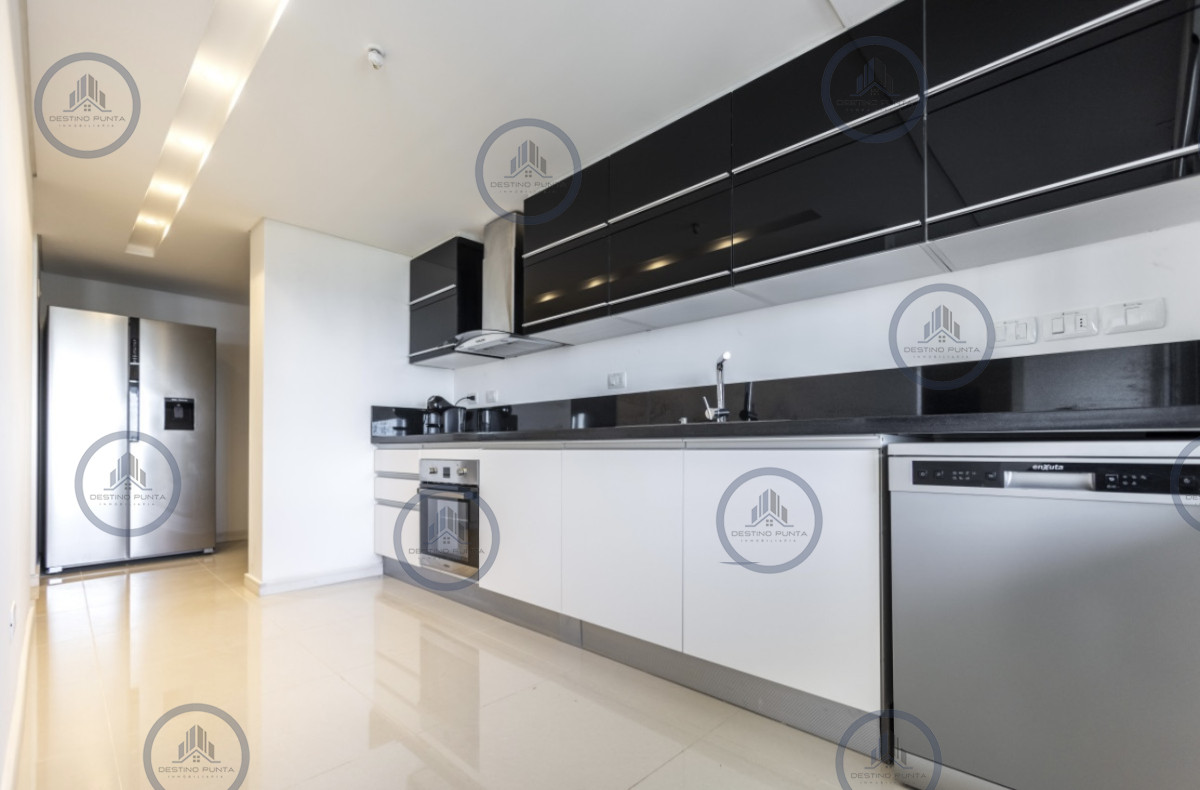 Apartamento ID.171 - Moderno Penthouse con Vista al Mar, en Playa Brava, 3 Dormitorios con Parrillero y Dependencia de servicio