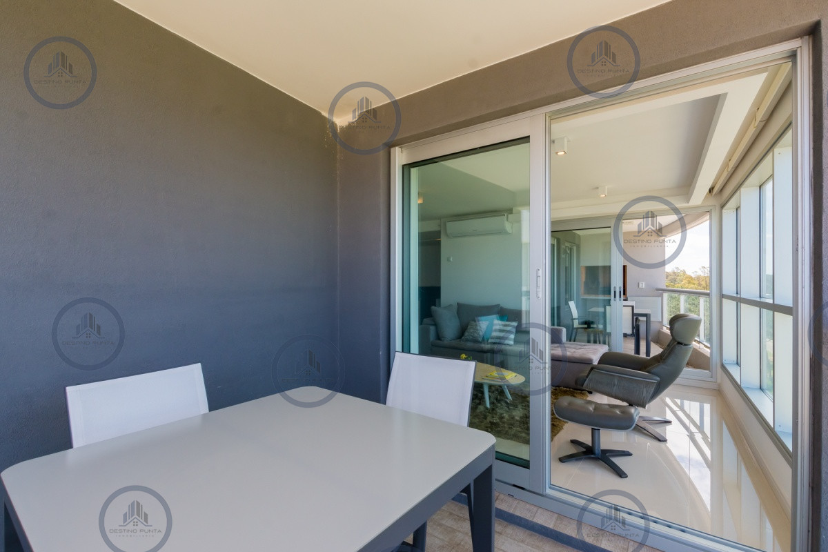 Apartamento ID.301 - Excelente Apartamento de 2 Dormitorios + Servicio en Brava con Vista al Mar