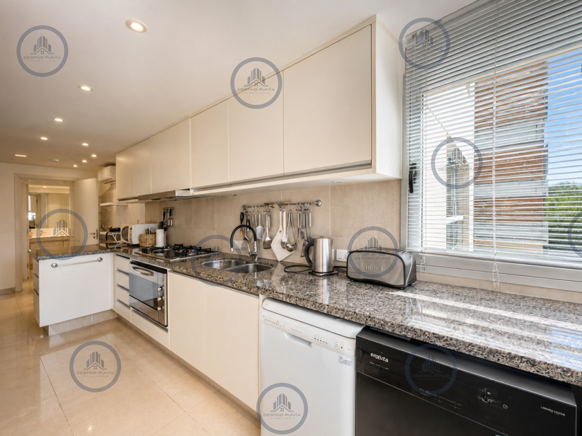 Apartamento ID.3030 - Venta de Apartamento de 3 Dormitorios sobre Primera Fila de Playa Brava, Punta del Este