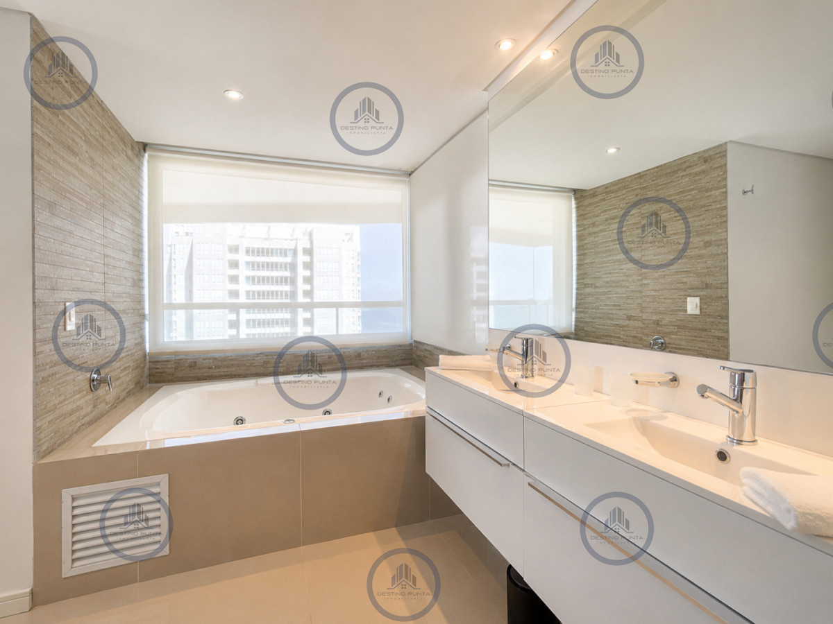 Apartamento ID.150 - Espectacular Penthouse Duplex con 4 Dormitorios + Dependencia y Terraza con Parrillero, en torre premium de Playa Brava, Punta del Este