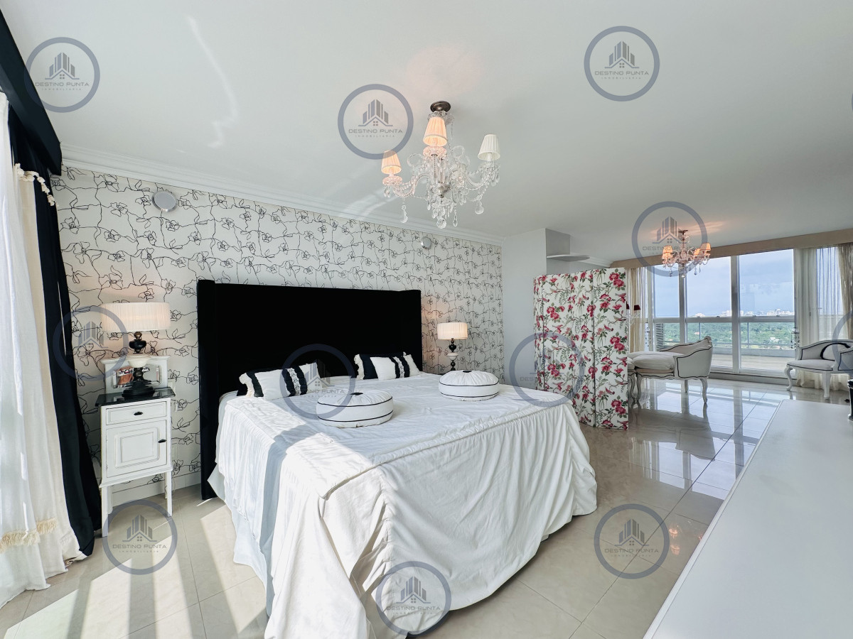 Apartamento ID.2300 - Lujoso Penthouse de 4 Dormitorios con Vista al Mar sobre Playa Mansa, Punta del Este