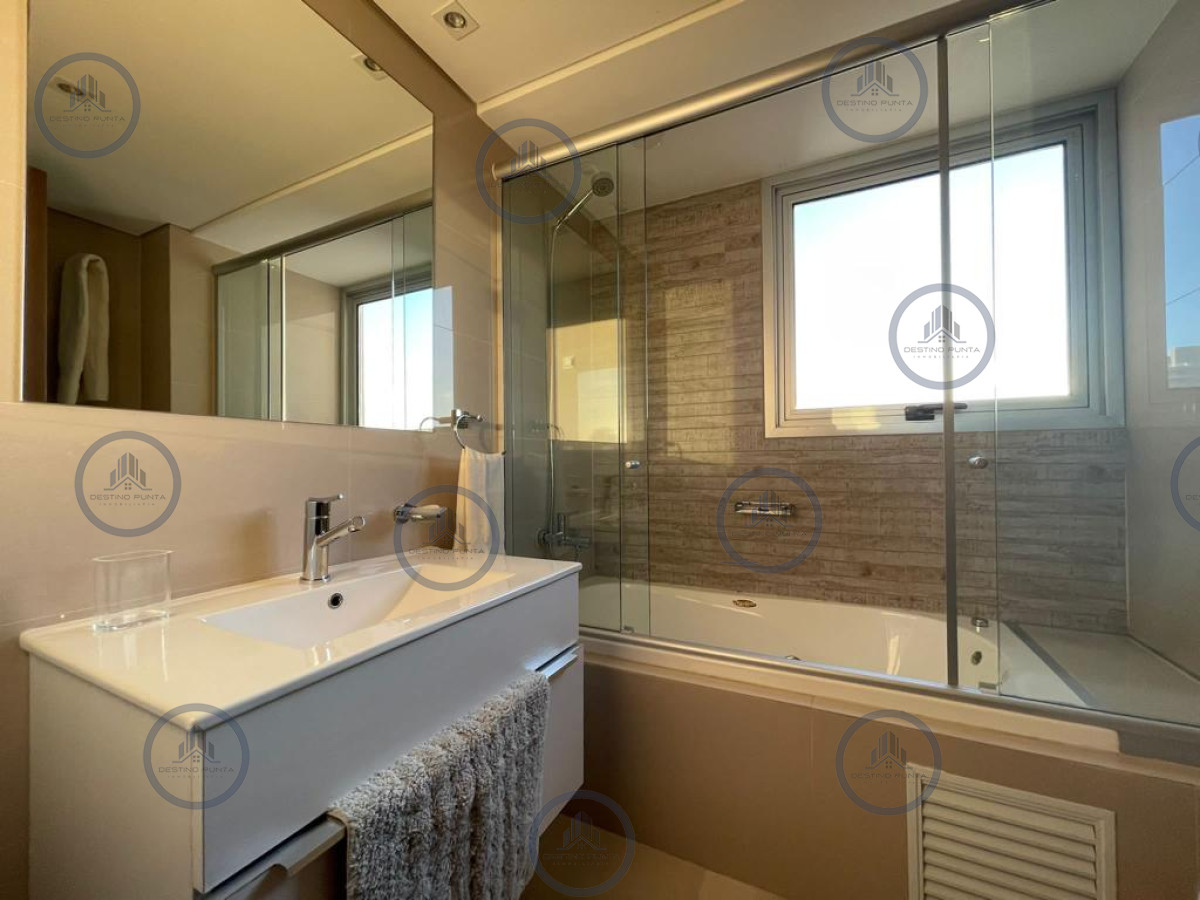 Apartamento ID.173 - Apartamento piso alto de 2 dormitorios en suite más dependencia de servicio y parrillero, Playa Brava