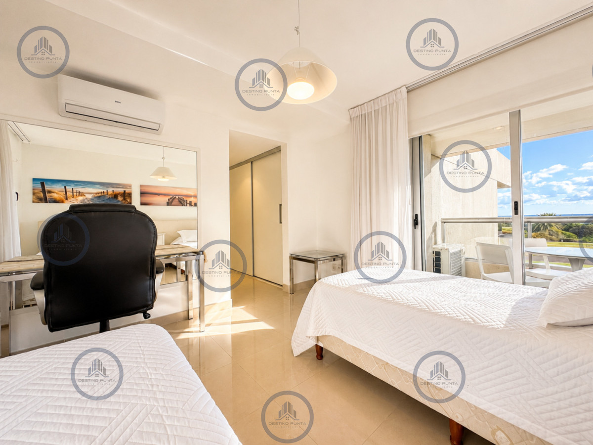 Apartamento ID.3030 - Venta de Apartamento de 3 Dormitorios sobre Primera Fila de Playa Brava, Punta del Este