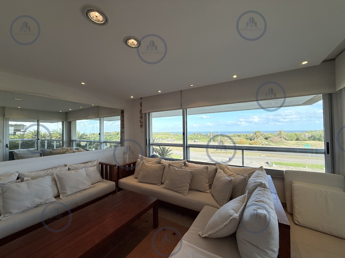 Apartamento ID.3030 - Venta de apartamento de 3 dormitorios sobre primera fila de Playa Brava, Punta del Este