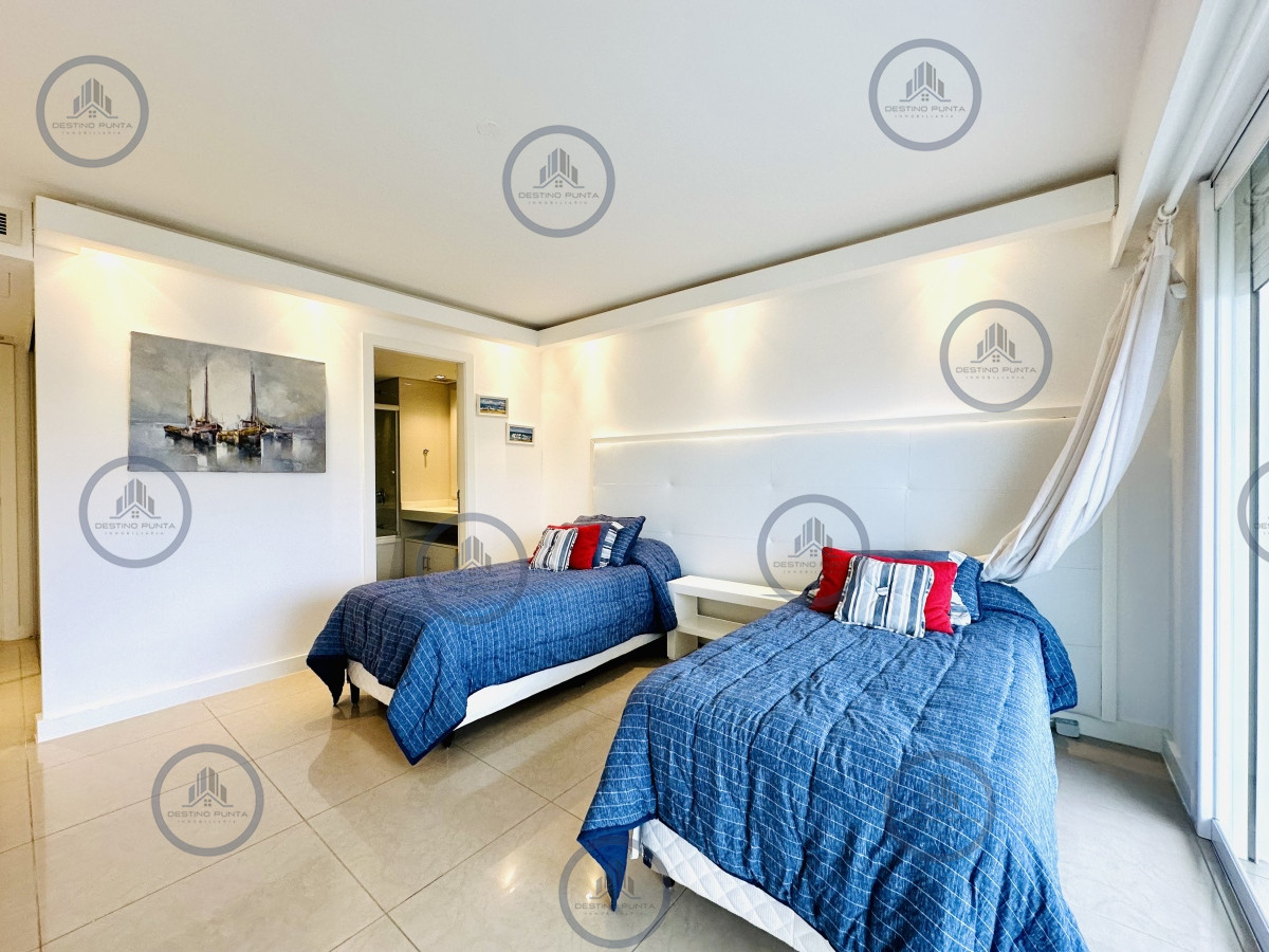 Apartamento ID.1708 - Alquiler temporario de gran apartamento de 4 dormitorios más dependencia en Playa Mansa