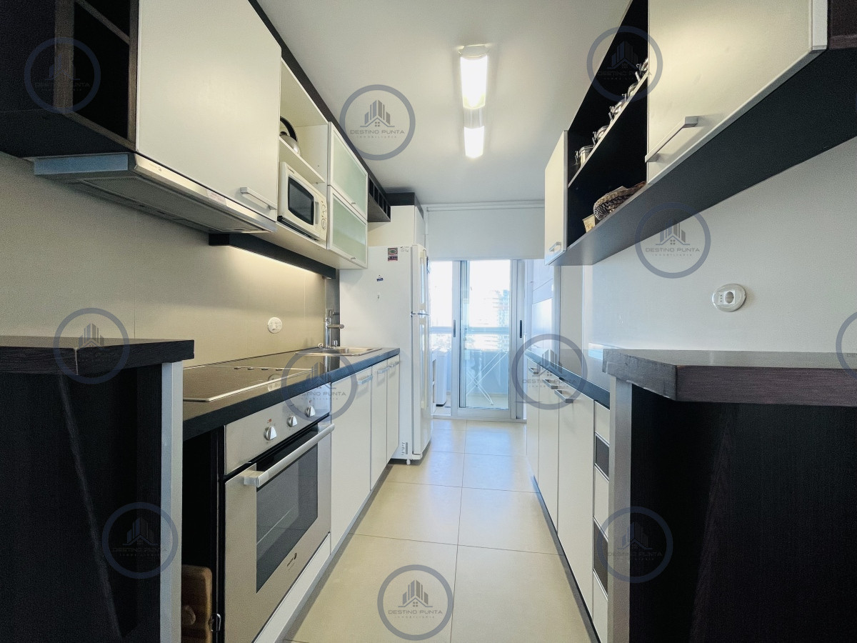 Apartamento ID.986 - Apartamento con Vista al Mar de 2 Dormitorios a Una Cuadra de la Playa, Punta del Este