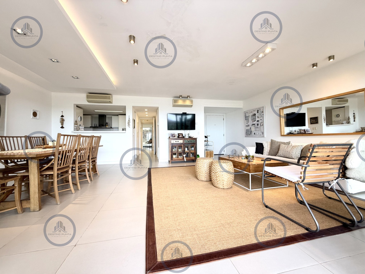 Apartamento ID.3111 - Venta de hermoso departamento de 2 dormitorios más parrillero en Punta Ballena 