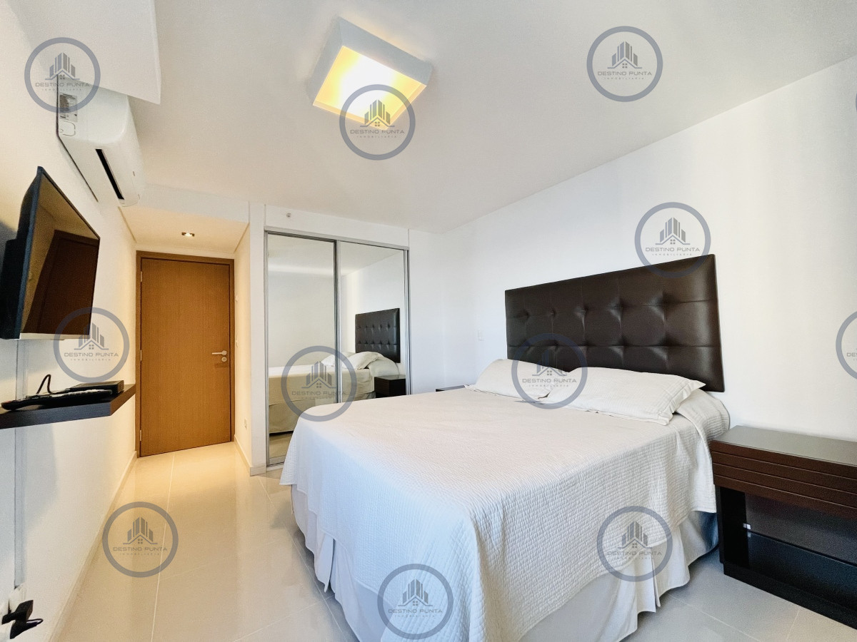 Apartamento ID.1525 - Apartamento de 3 Dormitorios y Dependencia, con Parrillero y Vista al Mar en Playa Brava, Punta del Este 