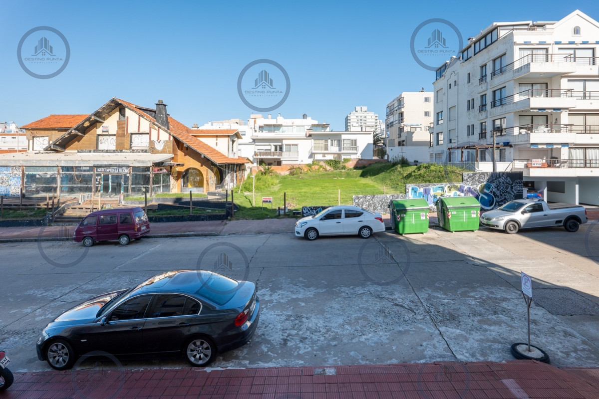 Apartamento ID.2593 - Apartamento de 2 Dormitorios frente al Mar, en Venta, Península de Punta del Este