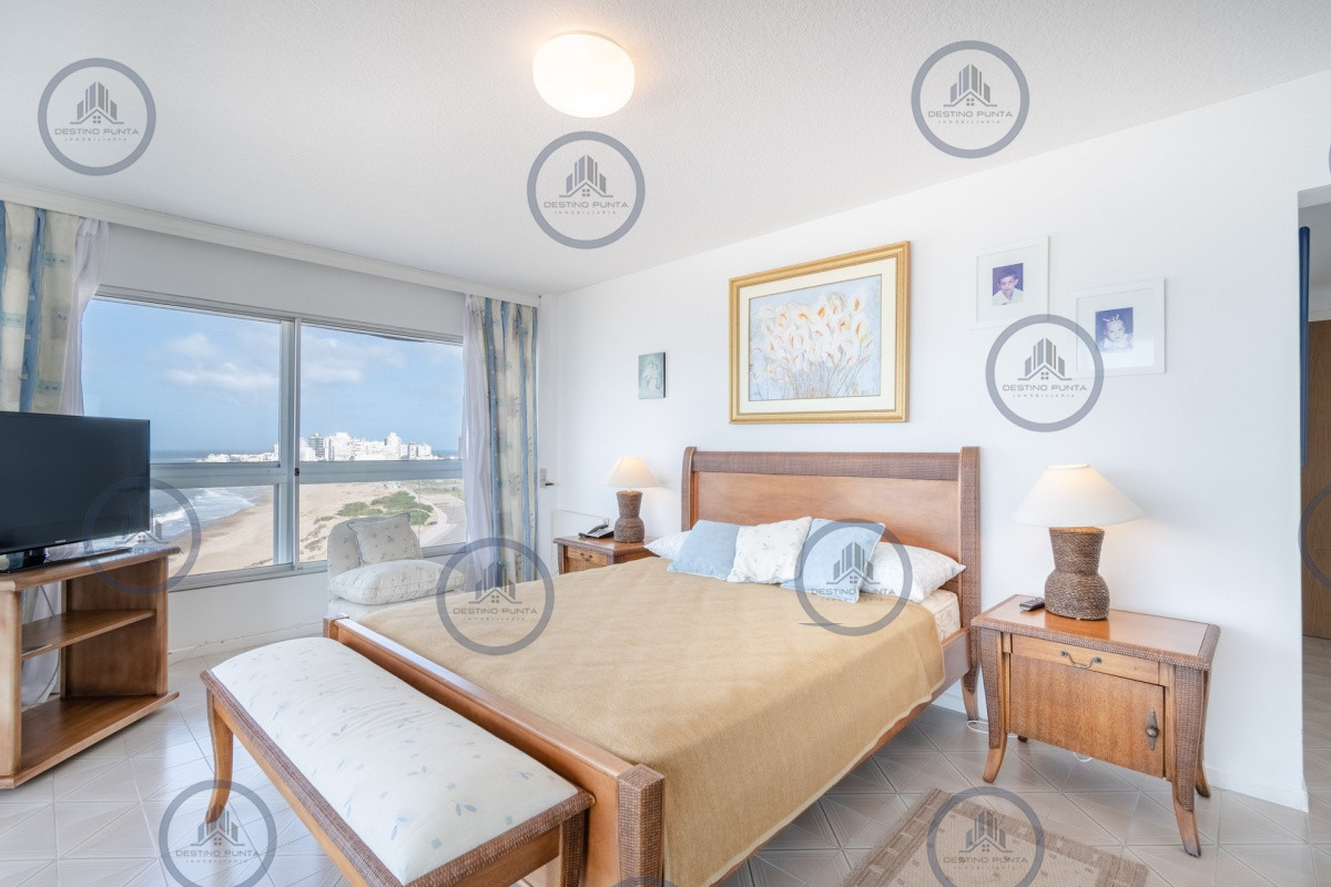 Apartamento ID.71 - Excelente Apartamento de 3 Dormitorios y Dependencia de Servicio Frente al Mar - Playa Brava