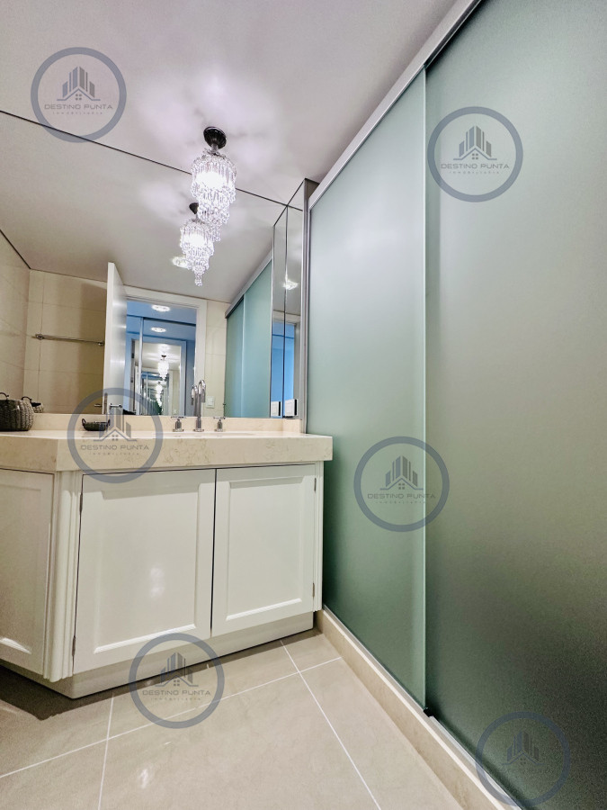 Apartamento ID.2300 - Lujoso Penthouse de 4 Dormitorios con Vista al Mar sobre Playa Mansa, Punta del Este