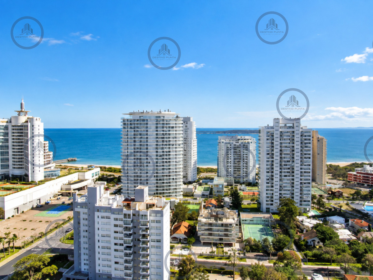 Apartamento ID.3292 - Penthouse Dúplex de 3 Dormitorios en suite con Parrillero, Jacuzzi y Amplias Terrazas con vistas panorámicas. Playa Mansa, Punta del Este