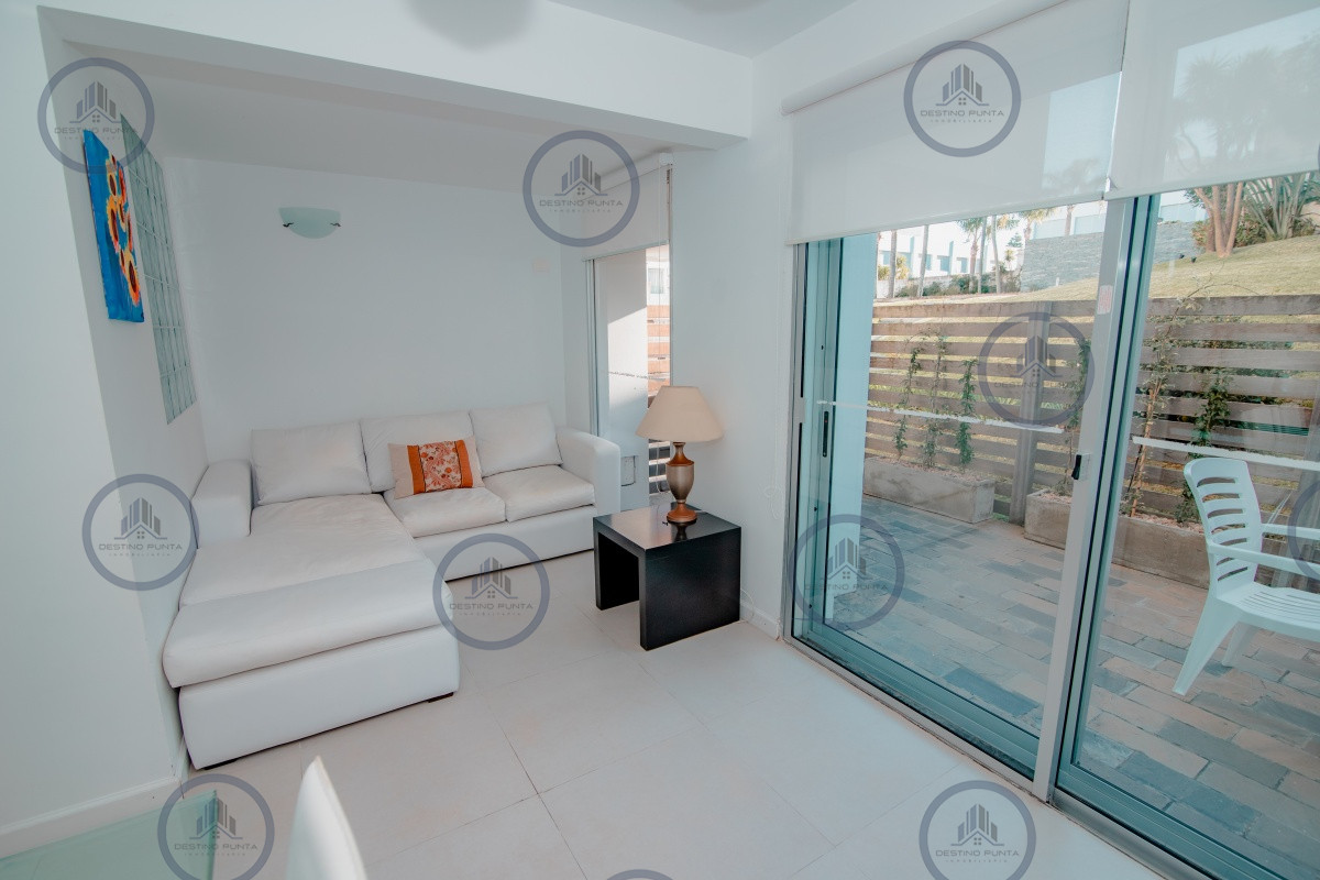 Apartamento ID.61 - Oportunidad en Venta de Apartamento de planta baja con salida al jardín de tres dormitorios en Playa Montoya
